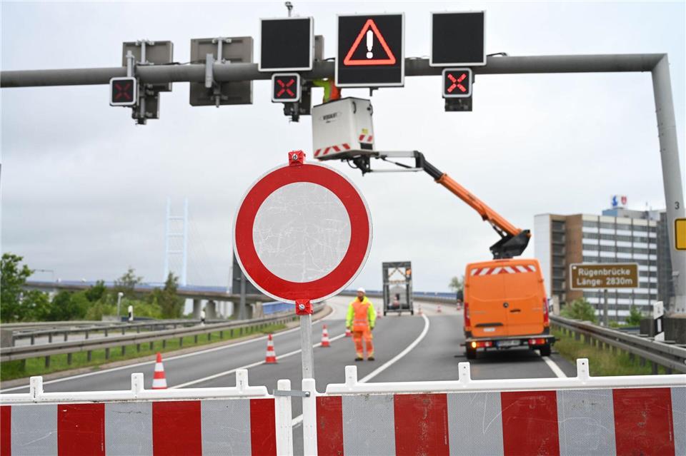 Die Rügenbrücke wird in dieser Woche drei Tage lang für jeweils sechs Stunden gesperrt. Grund sind turnusmäßige Wartungs- und Instandsetzungsarbeiten. Stefan Sauer/dpa