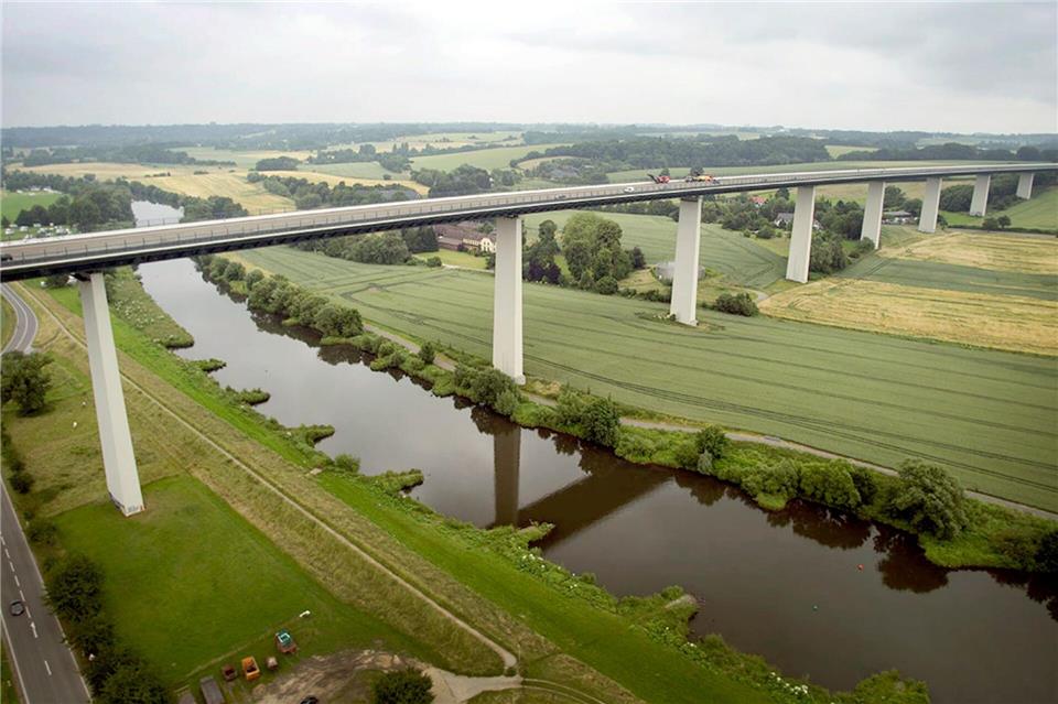 Die Ruhrtalbrücke auf der A52 ist kurzfristig gesperrt worden.Arnulf Stoffel/dpa