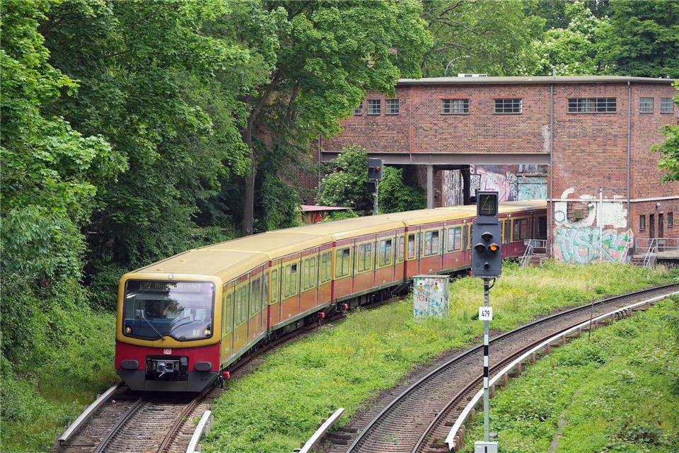 Die S 3 fährt von Spandau über den Hauptbahnhof nach Erkner und zurück. (Archivbild)Soeren Stache/dpa