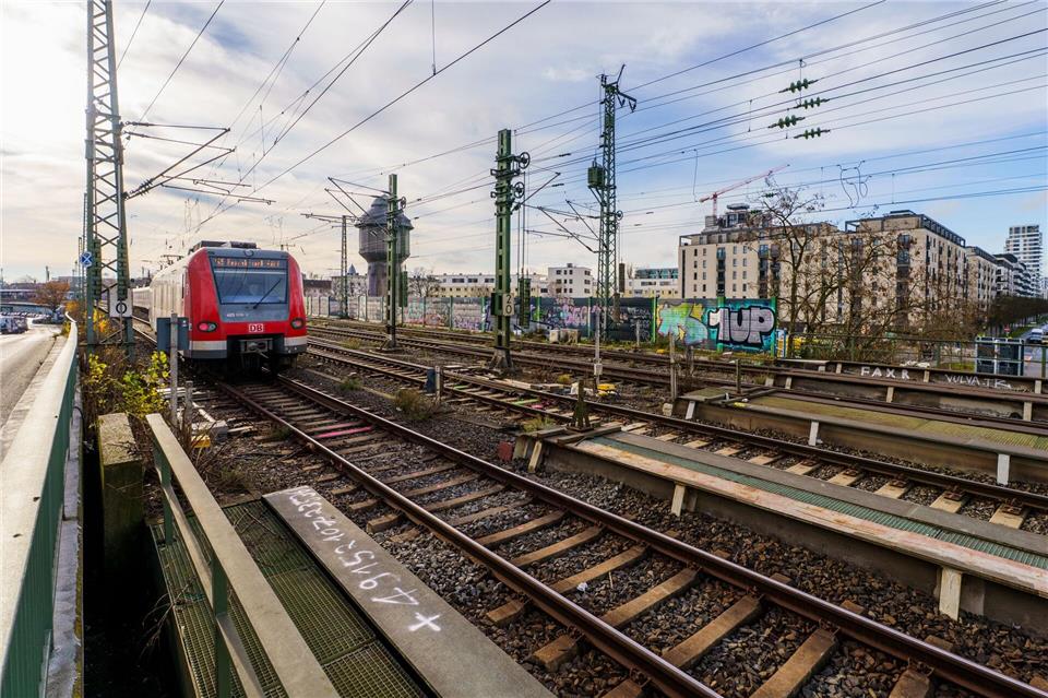 Die S-Bahnen waren im vergangenen Jahr erneut häufig zu spät oder fielen aus. (Archivbild)Andreas Arnold/dpa