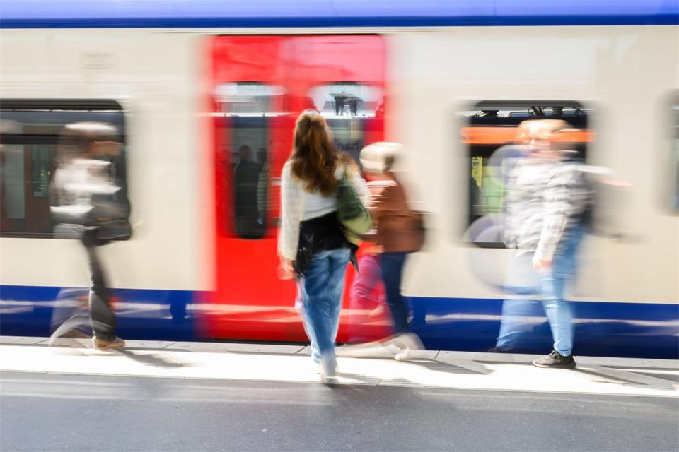 Die S-Bahnlinie 6 zwischen Hannover und Celle fällt bis zum 26. September aus. (Symbolbild)Julian Stratenschulte/dpa