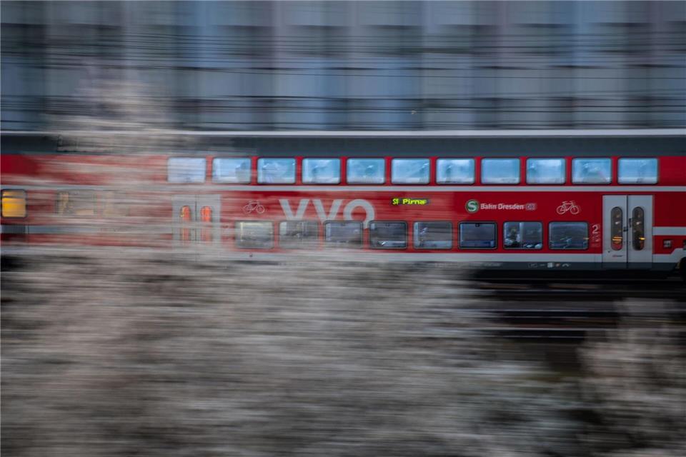Die S1 wurde am Donnerstagmittag am Bahnhof Pirna evakuiert. (Symbolbild)Robert Michael/dpa-Zentralbild/dpa