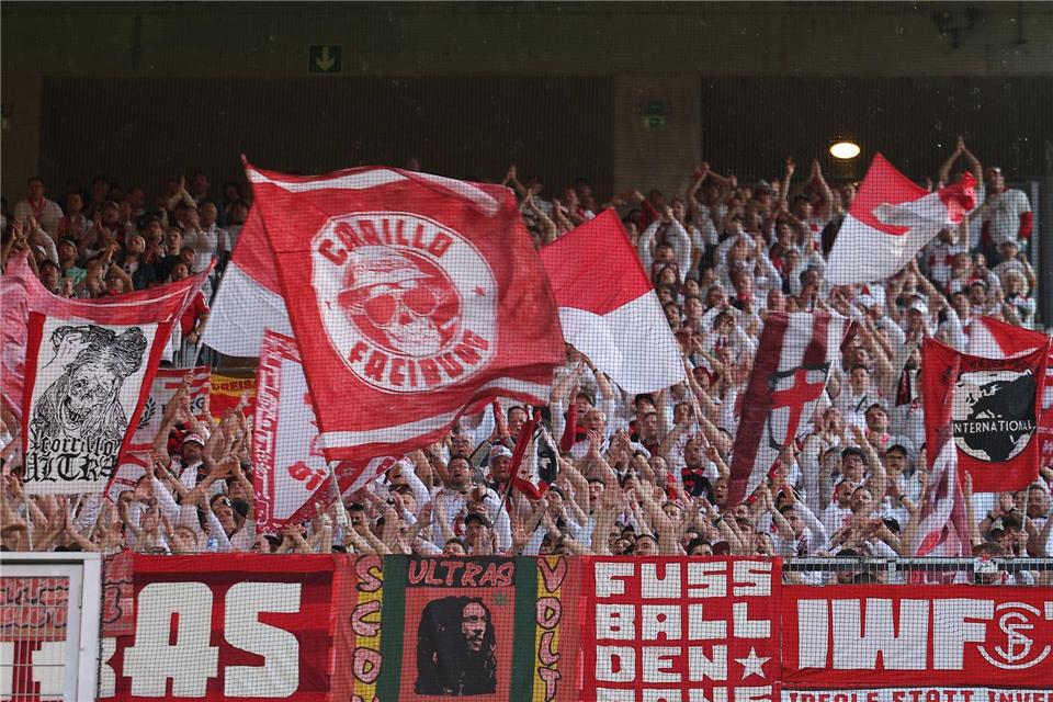 Die SC-Fans machten in Portugal ordentlich Stimmung.Miguel Angelo Pereira/AP/dpa