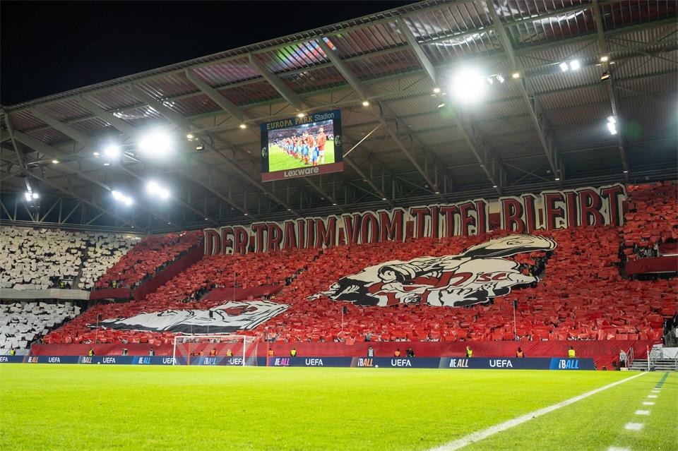 Die SC-Fans träumen vom Titel - und dokumentierten dies mit einer Choreo.Silas Stein/dpa