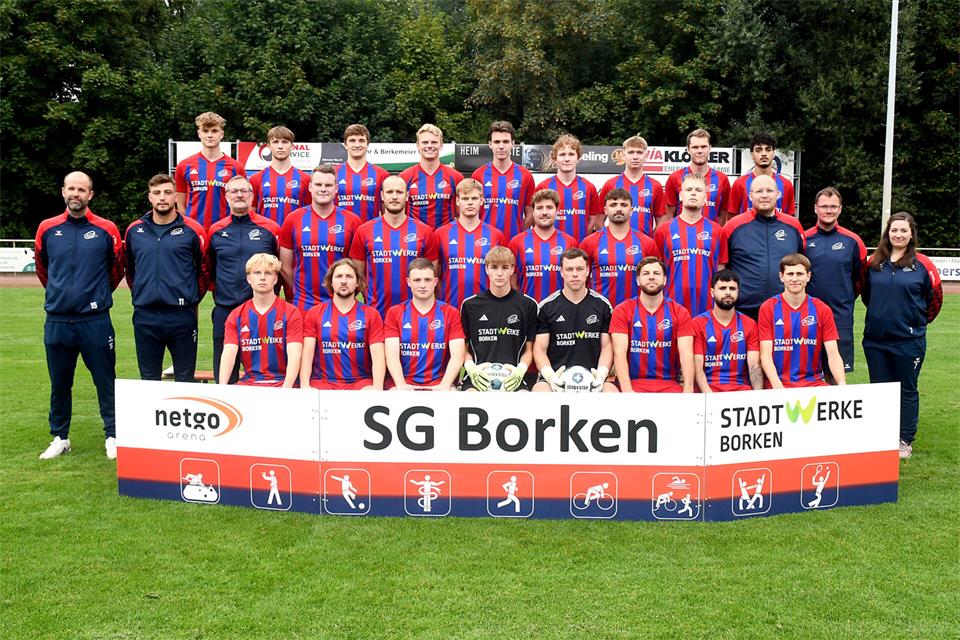Die SG Borken möchte um den Aufstieg in die Kreisliga A mitspielen: (oben von links) Phil Hamann, Joel Robering, Fabian Huvers, Justin Keizers, Thilo Reining, Kai Zimmermann, Justin Issinger, Sebastian Brands, Amanuel Kheyo; Mitte von links: Trainer Bernd Olbing, spielender Co-Trainer Tim Döking, Torwarttrainer Sascha Dönnebrink, Niklas Kruse, Eric Deelmann, Finn Theben, Max Vorholt, Max Arira, Niklas Koyer, Betreuer Jan Donnert, Fußball-Abteilungsleiter Christoph Bödder, Physiotherapeutin Anika Müssner; unten von links: Hendrik Bökenbrink, Adam Bal, Björn Braukmüller, Justus Tebroke, Malte Richters, Thomas Becker, Akekar Oshana, Max Wigger; es fehlen: Marius Bramers, Fynn Finke, Eron Latifi, Julius Merten, Jonas Neumann, Finn Robering, Maurice Rottstegge und Matthias Wigger.