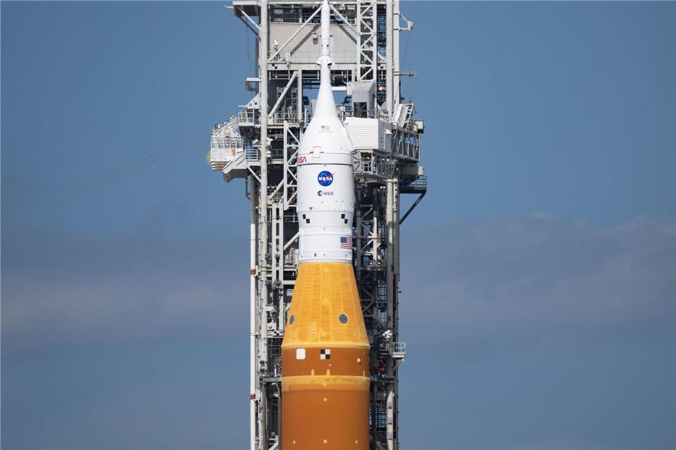 Die SLS-Rakete (Space Launch System) der Mission „Artemis II“ steht mit dem Orion-Raumschiff auf einer mobilen Startplattform im Launch Complex 39B des Kennedy Space Center der NASA in Florida.Charles Briggs/ZUMA Press Wire/dpa