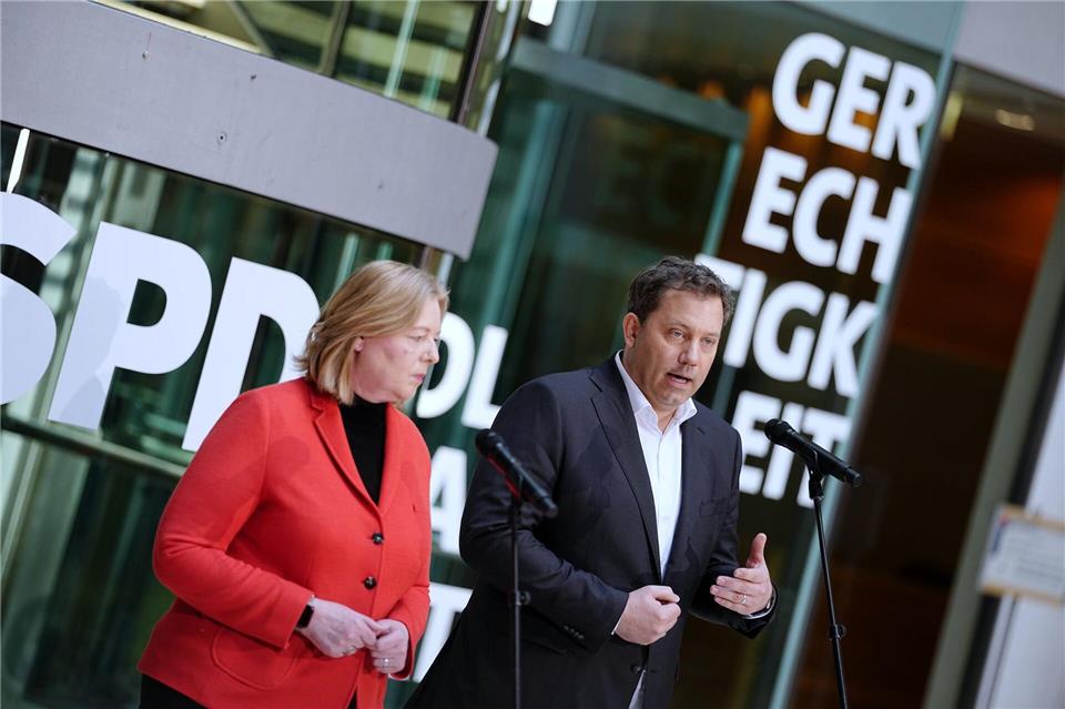 Die SPD-Bundeschefs Bärbel Bas und Lars Klingbeil sind auch Teil der Bundesregierung – das schade der Partei, sagt ein Juso-Landeschef.Kay Nietfeld/dpa