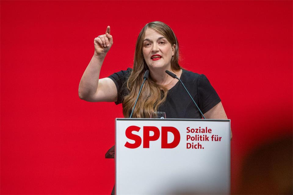 Die SPD-Landesvorsitzende Ronja Endres fordert einen Kurswechsel in der Schulpolitik. (Archivbild)Armin Weigel/dpa