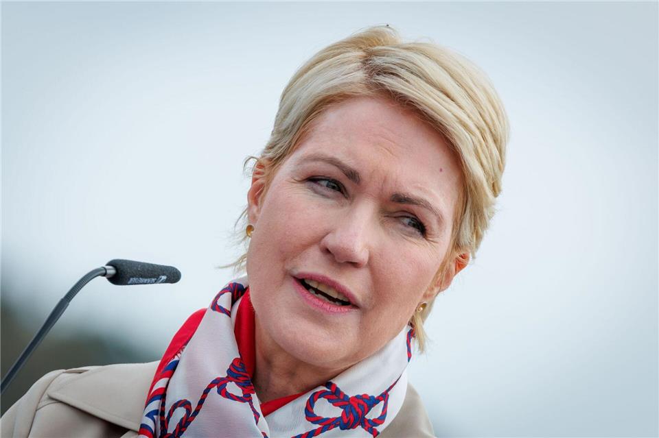 Die SPD-Landesvorsitzende und Ministerpräsidentin Manuela Schwesig soll bei einem Parteitag zur Spitzenkandidatin gekürt werden. (Archivbild)Jens Büttner/dpa