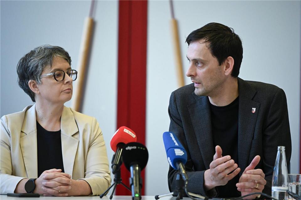 Die SPD-Landesvorsitzenden Nicola Böcker-Giannin und Martin Hikel stehen zu ihrer Rücktrittsentscheidung. Jens Kalaene/dpa