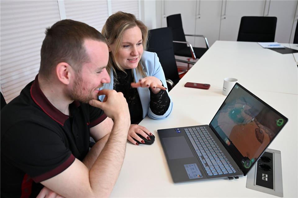 Die SPD-Landtagsabgeordneten Lars Katzmarek und Annemarie Wolff wollen die Themen Games und E-Sports stärker in den Mittelpunkt rücken. Jens Kalaene/dpa