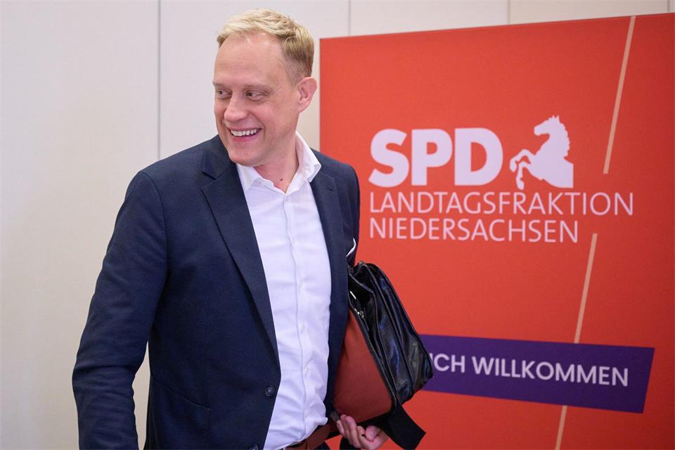 Die SPD-Landtagsfraktion stellt ihre Führung mit Wiard Siebels an der Spitze neu auf.Julian Stratenschulte/dpa