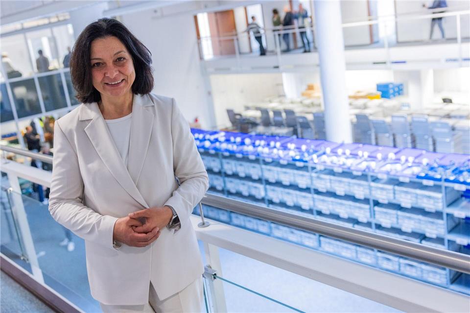 Die SPD-Oberbürgermeister-Kandidatin Nadia Khalaf zu Beginn der Neuauszählung der Stichwahl-Stimmen Rolf Vennenbernd/dpa
