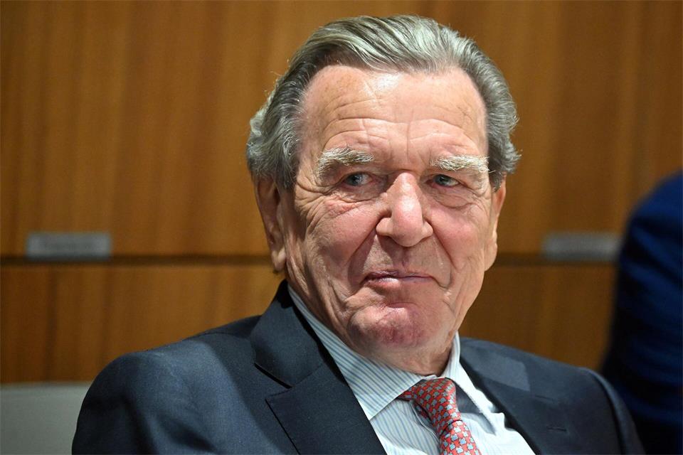 Die SPD Oberpfalz will, dass Altkanzler Schröder aus der Partei ausgeschlossen wird. (Archivbild)Julian Stratenschulte/dpa