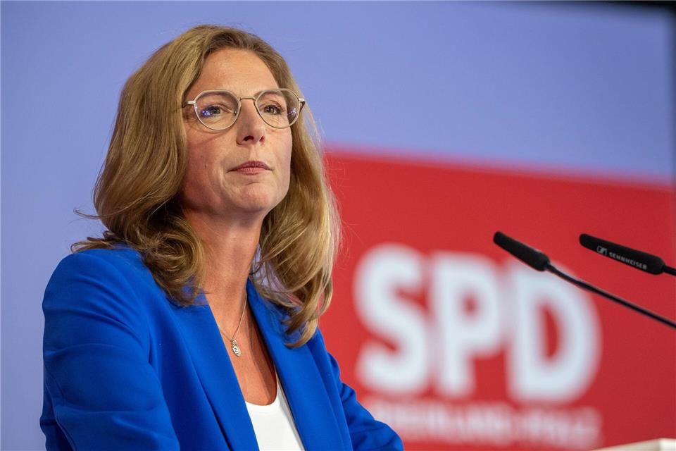 Die SPD-Partei und Fraktionschefin Sabine Bätzing-Lichtenthäler kritisiert das Demokratie-Verständnis von Damian Lohr (AfD). (Archivbild)Harald Tittel/dpa