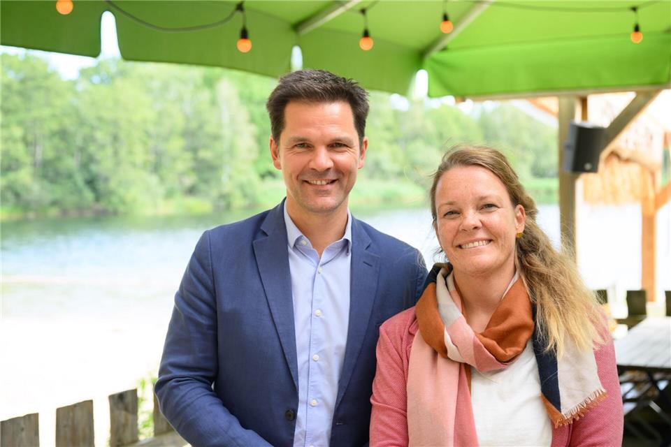 Die SPD-Politikerin Eva Bender (rechts), derzeit noch Schul- und Kulturdezernentin der Stadt Hannover, will ihrem Parteikollegen Steffen Krach (links) als Regionspräsidentin der Region Hannover nachfolgen. (Archivbild)Julian Stratenschulte/dpa