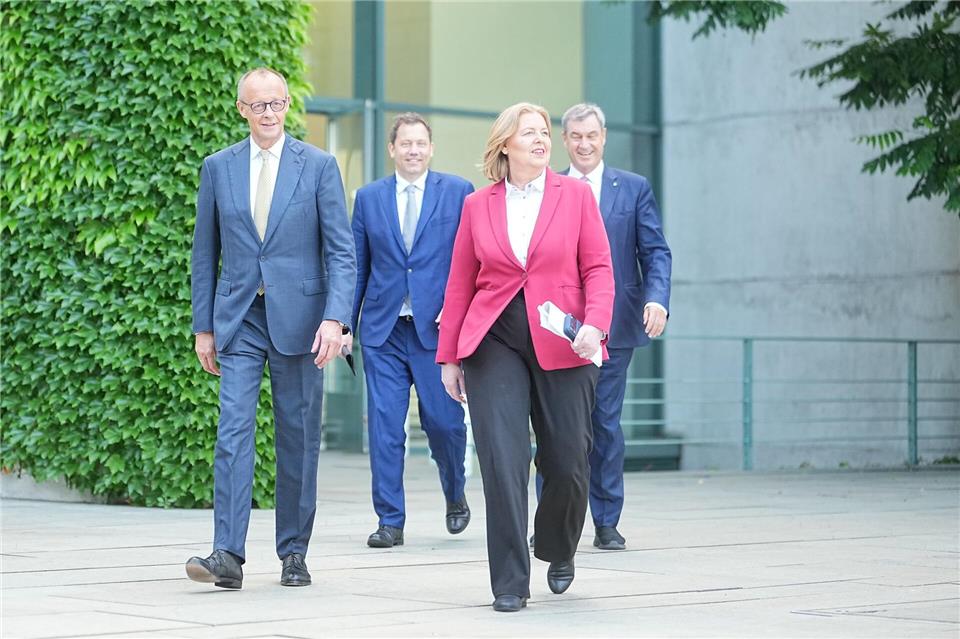 Die SPD-Vorsitzenden Bärbel Bas und Lars Klingbeil wird in der Partei vorgehalten, als Teil der Regierung von Friedrich Merz (CDU) zu wenig SPD-Politik durchsetzen zu können. (Archivfoto) Michael Kappeler/dpa