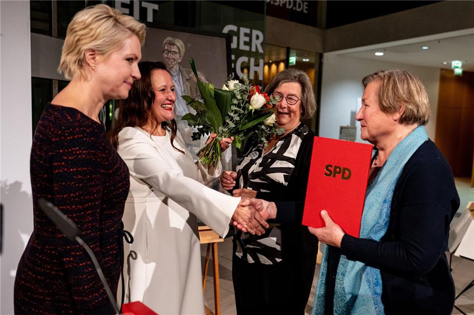 Die SPD hat den Regine-Hildebrandt-Preis verliehen - unter anderem an die Omas gegen Rechts aus Potsdam.Fabian Sommer/dpa