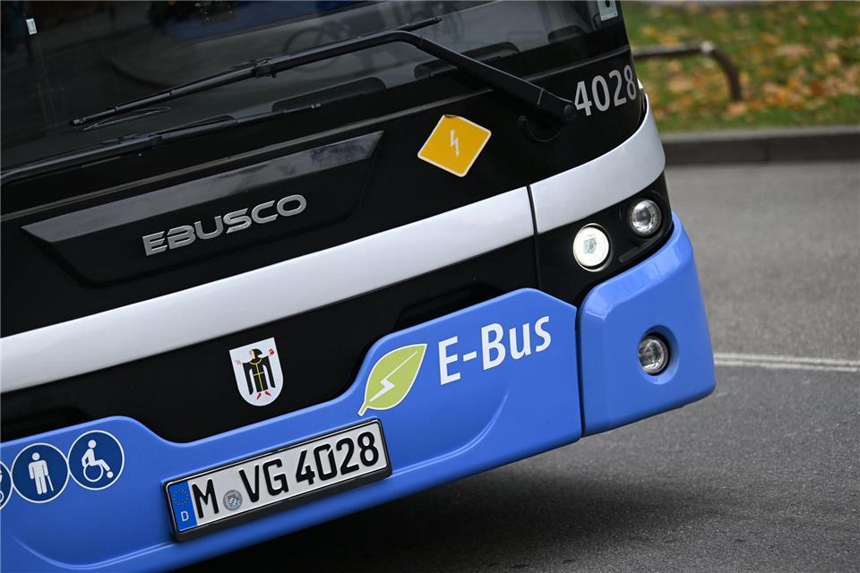 Die SPD im Landtag will den Kommunen den Kauf von E-Autos erleichtern - dazu fordert sie einen Fördertopf des Freistaates von 500 Millionen Euro. (Illustration)Angelika Warmuth/dpa