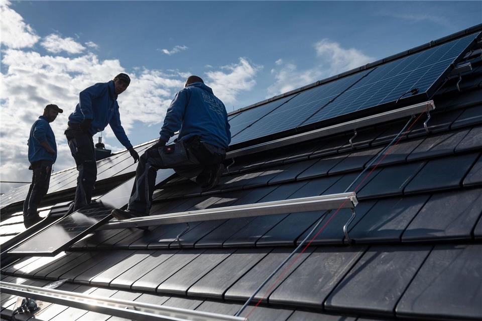 Die SPD warnt vor einer Kürzung der Förderung von Solaranlagen auf Dächern. (Symbolbild)Marijan Murat/dpa