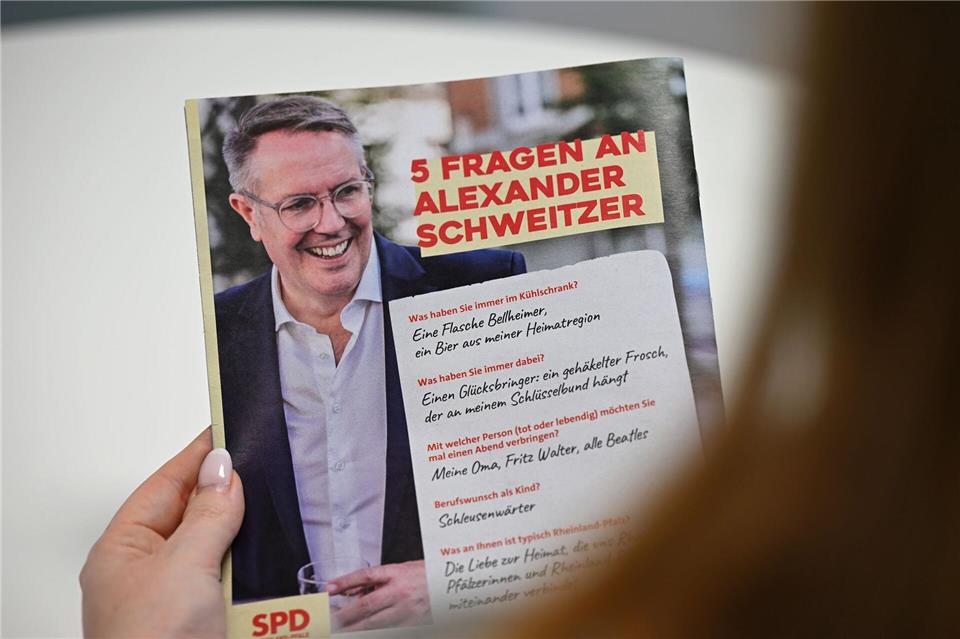 Die SPD wirbt mit einem „Schweitzer“-Magazin mit einer Auflage von einer Millionen für ihren Spitzenkandidaten bei der Landtagswahl. Michael Brandt/dpa