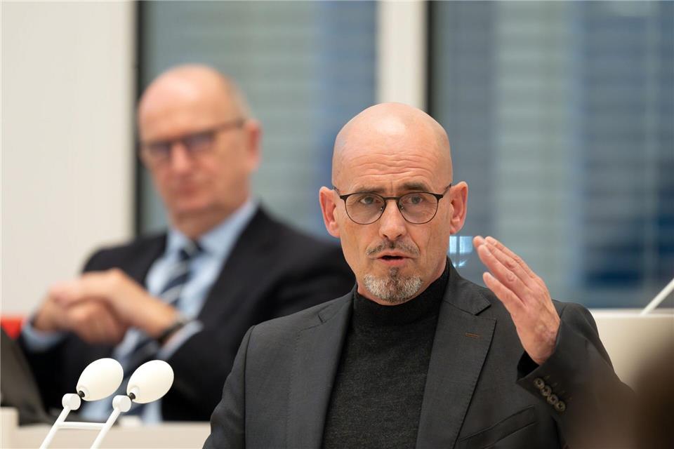 Die SPD/BSW-Koalition - darunter Ministerpräsident Dietmar Woidke (SPD) und BSW-Fraktionschef Niels-Olaf Lüders - berät über zwei umstrittene Medienstaatsverträge (Archivbild).Soeren Stache/dpa