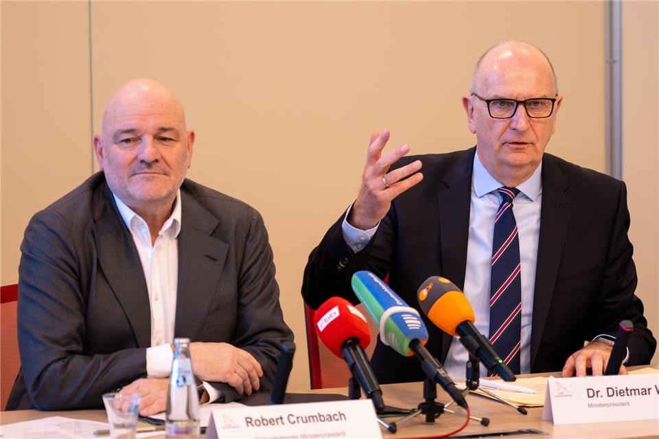Die SPD/BSW-Regierung von Ministerpräsident Dietmar Woidke (SPD, rechts) und Vize-Regierungschef Robert Crumbach (BSW) ist seit fast einem Jahr im Amt - nun gibt es Streit über die Rundfunkpolitik. (Archivbild)Soeren Stache/dpa