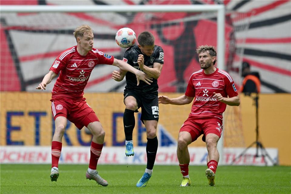 Die SV Elversberg hat den ersten Bundesliga-Aufstieg der Vereinsgeschichte weiterhin in eigener Hand. Anke Waelischmiller/dpa
