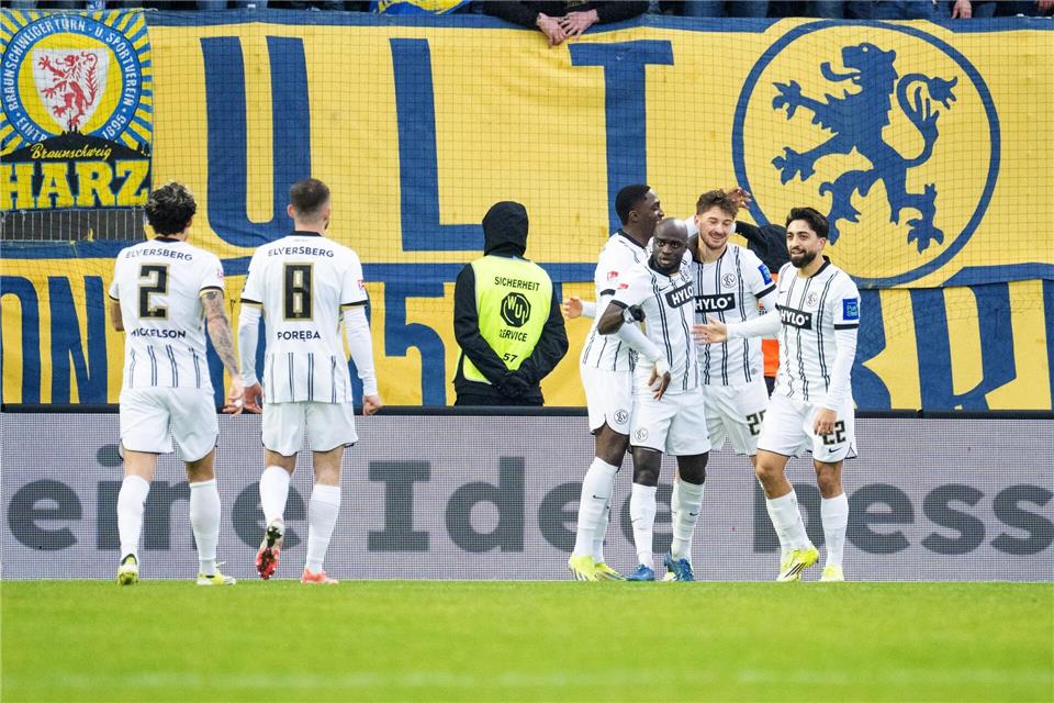 Die SV Elversberg jubelt über ein Tor gegen Braunschweig.Harald Tittel/dpa