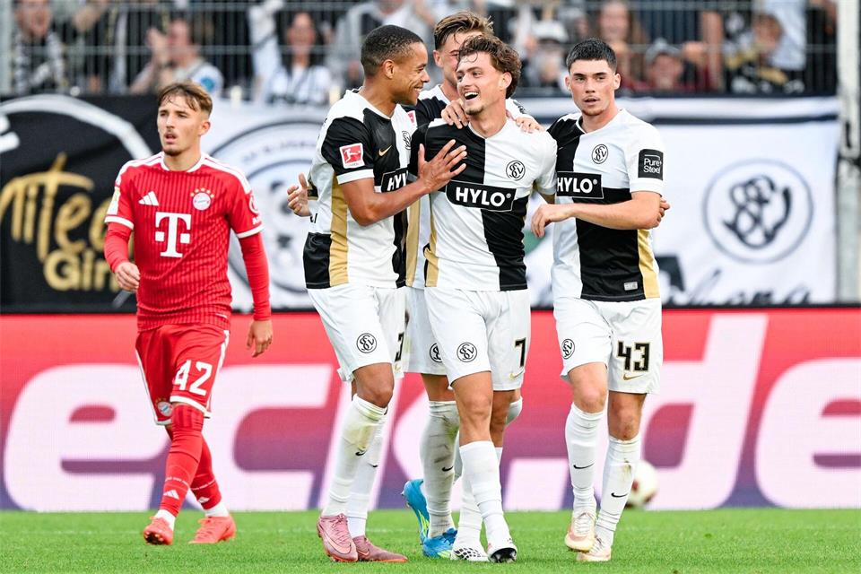 Die SVE-Profis durften gegen den FC Bayern zumindest einmal jubeln.Uwe Anspach/dpa