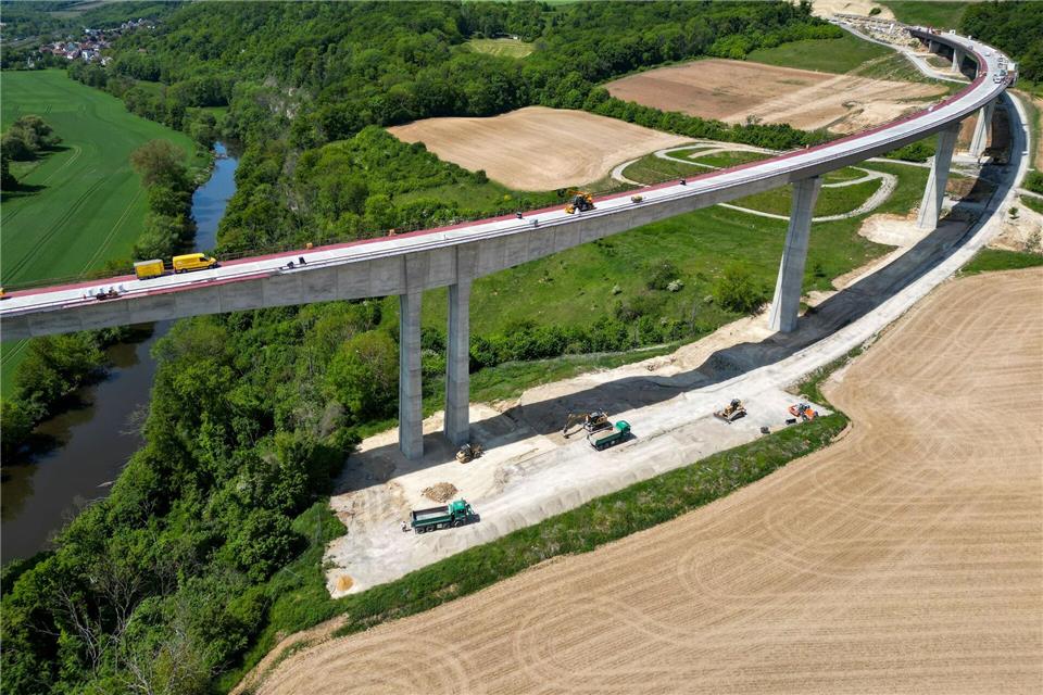 Die Saalebrücke als Teil der Ortsumgehung Bad Kösen ist mit dem Deutschen Ingenieurpreis ausgezeichnet worden. (Archivbild)Jan Woitas/dpa