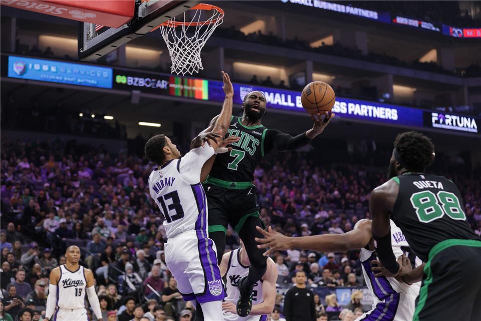 Die Sacramento Kings und die Boston Celtics lieferten sich ein enges NBA-Duell.Scott Marshall/AP/dpa