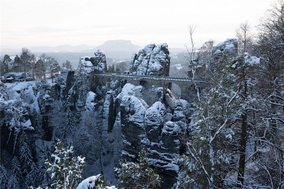 Die Sächsische Schweiz ist mit den Touristenzahlen des Jahres 2025 zufrieden. (Archivbild)Sebastian Kahnert/dpa