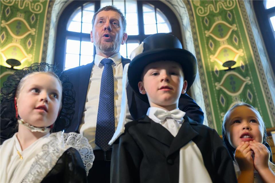 Die Sächsische Staatskanzlei ist am Donnerstag zum Schauplatz einer Vogelhochzeit geworden - ein sorbischer Brauch, den Kinder feiern.Robert Michael/dpa