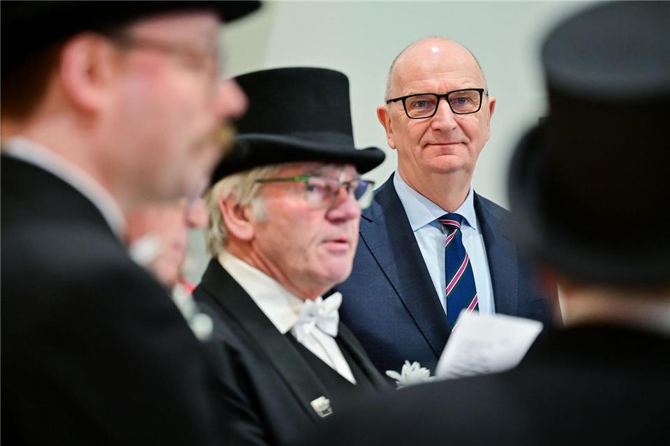 Die Sänger aus Finsterwalde geben für Ministerpräsident Woidke eine Kostprobe - einen Seitenhieb auf die zerbrochene Koalition mit dem BSW lassen sie sich in einem Liedtext nicht nehmen.Sebastian Christoph Gollnow/dpa