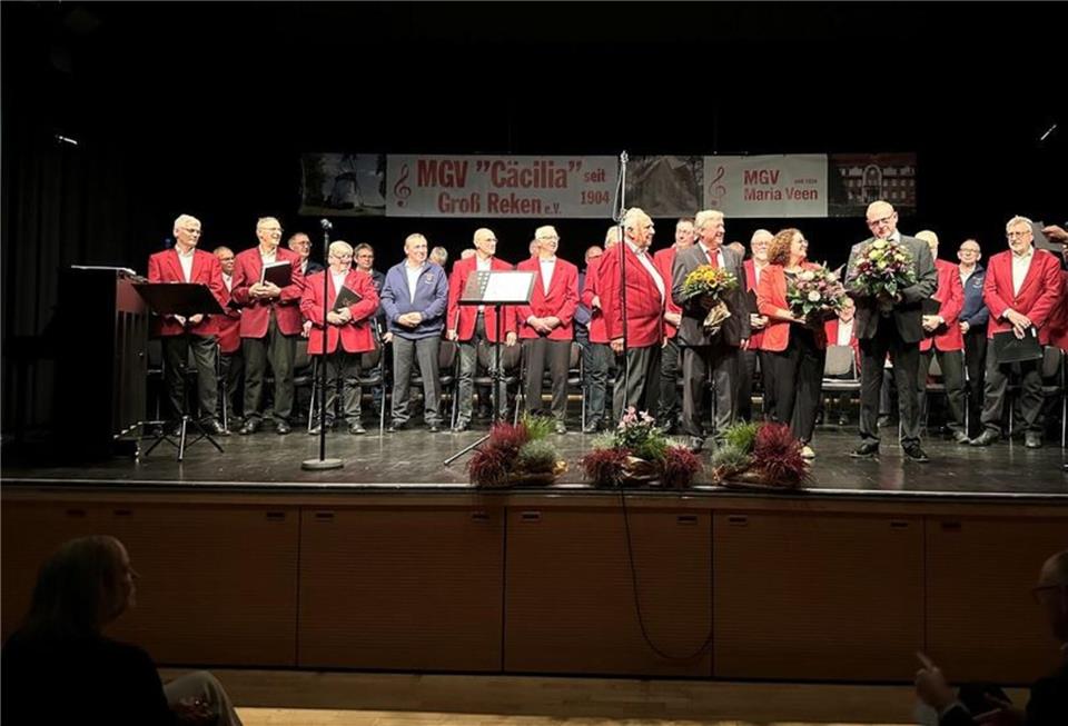 Neuer Chorleiter setzt frische Akzente Die Sänger sind in einem nahezu vollbesetzten Reken-Forum aufgetreten.