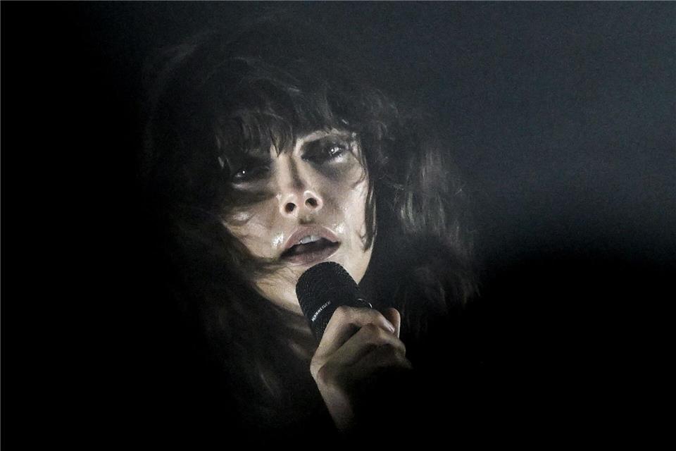 Die Sängerin Cara Delevingne steht im silent green Kulturquartier auf der Bühne.Britta Pedersen/dpa