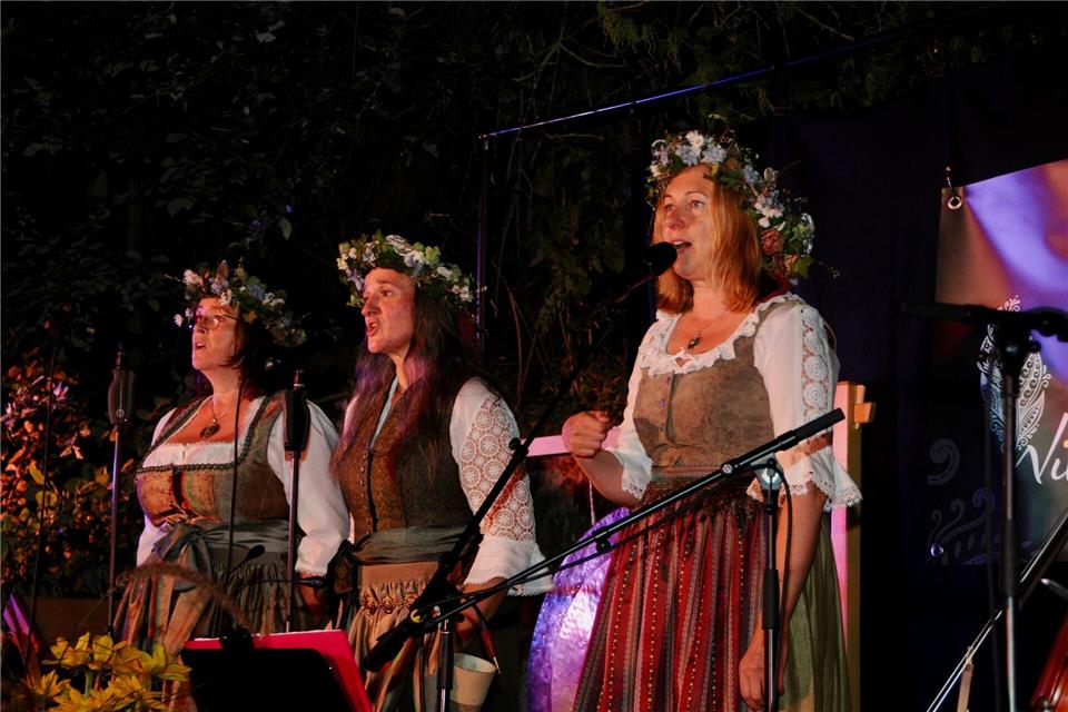 Die Sängerin und Jodellehrerin Sonja Morgenegg (rechts) aus dem Kanton Thurgau bezeichnet sich als „Wildjodlerin“.Silvia Kumar/Sonja Morgenegg/dpa