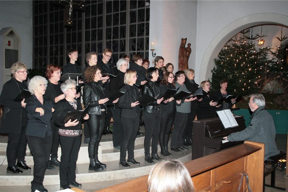 Die Sängerinnen des Engelradingchores waren froh, endlich wieder zu einem Konzert laden zu können. 