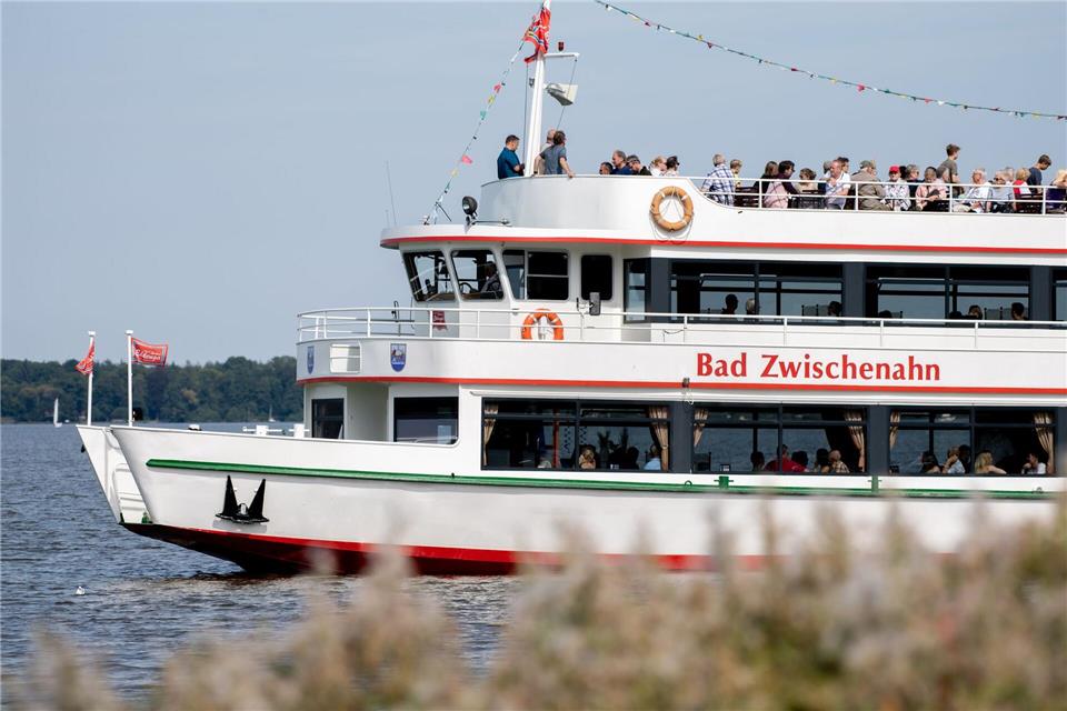 Die Saison für Ausflugsschiffe hat begonnen. (Archivbild)Hauke-Christian Dittrich/dpa