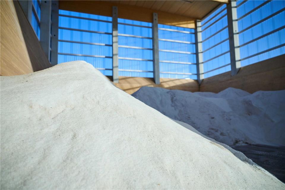 November startet mild - aber der Winterdienst ist startklar  Die Salzhallen sind gefüllt - üblicherweise sind Landkreise und Autobahnmeistereien ab 1. November für den Winterdienst gerüstet. (Archivbild)Annette Riedl/dpa