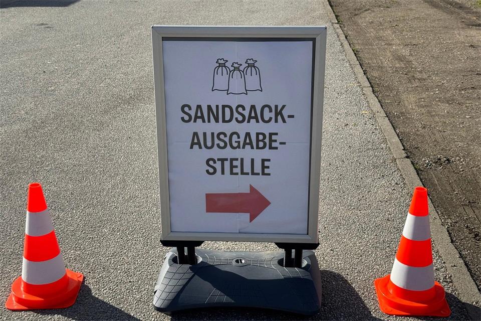 Die Sandsackausgabe ist eine Konsequenz aus der schweren Sturmflut 2023.Birgitta von Gyldenfeldt/dpa