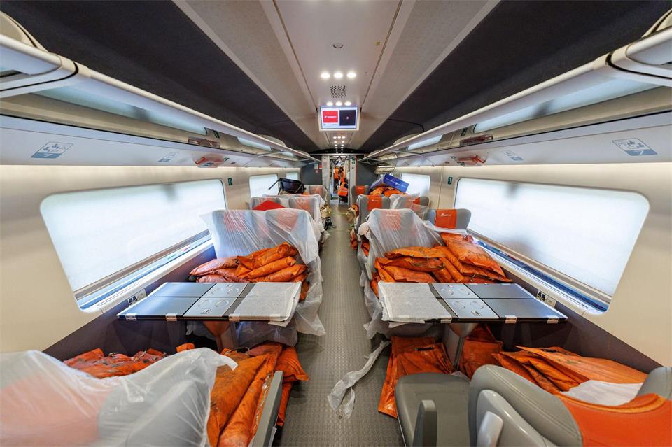 Die Sandsäcke simulieren das Gewicht von Fahrgästen und Gepäck. Daniel Karmann/dpa