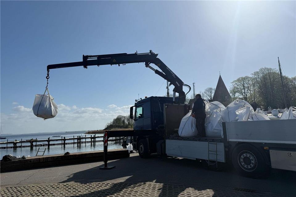 Die Sandsäcke sollen im Wasser versenkt werden und eine Barriere zwischen dem Wal und der Flachwasserzone bilden, wie Fred Babbel sagte.Helena Dolderer/dpa