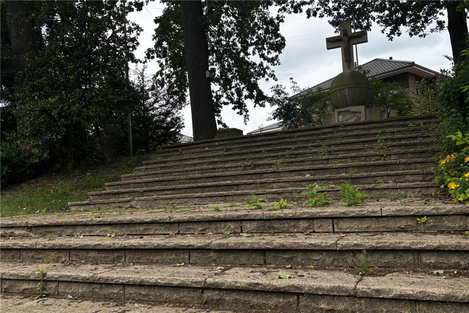 Die Sandsteintreppe vor dem Ehrenmal in Klein Reken soll bei der Umgestaltung erhalten bleiben.
