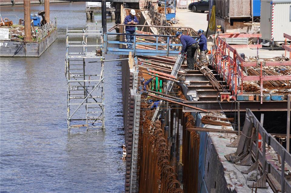 Die Sanierung der 43 Kilometer langen Kaimauern in Hamburg ist laut Finanzsenator Dressel eine Jahrhundertaufgabe. (Archivbild)Marcus Brandt/dpa