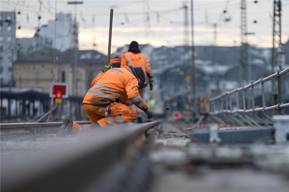 Die Sanierung der Bahnstrecke zwischen Troisdorf und Wiesbaden ist für den Zeitraum vom 10. Juli bis zum 12. Dezember dieses Jahres geplant. (Symbolbild)Hannes P Albert/dpa