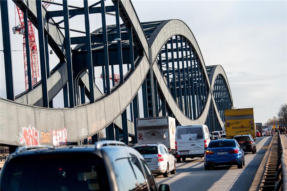 Die Sanierung der Neuen Elbbrücken wird voraussichtlich bis November 2026 dauern. (Archivbild)Daniel Bockwoldt/dpa