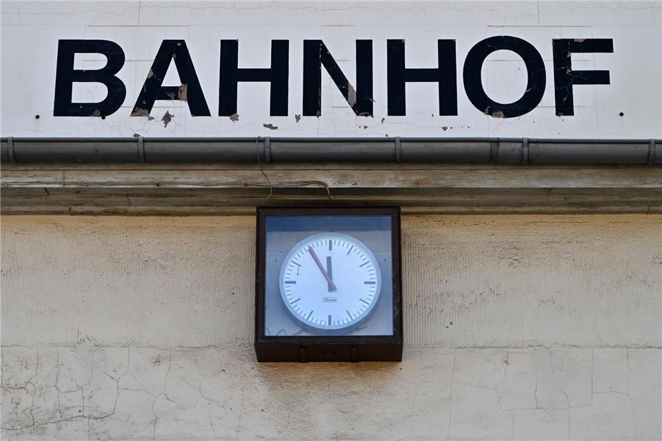 Die Sanierung des Gothaer Bahnhofs soll noch 2026 beginnen und rund 15 Millionen Euro kosten.Martin Schutt/dpa