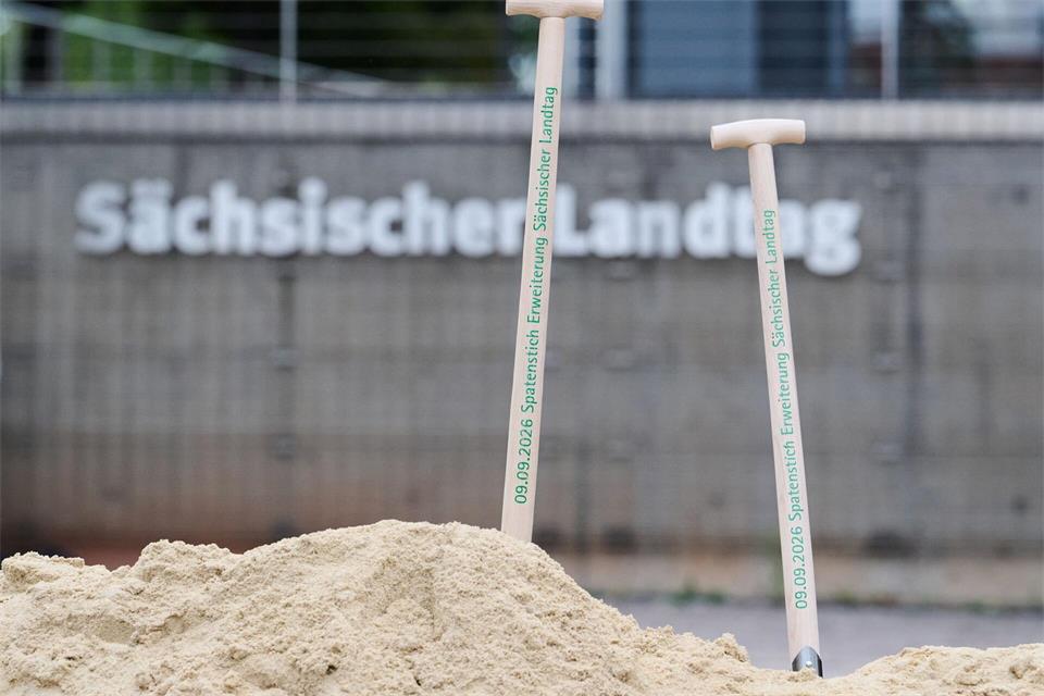 Die Sanierung und Erweiterung des Sächsischen Landtages soll mehr als 300 Millionen Euro kosten und im Jahr 2027 fertig sein. Robert Michael/dpa